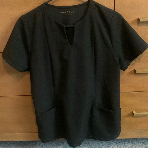 Mandala Scrubs 5 Pocket Notch Neck Top Black Size S - Picture 3 of 4